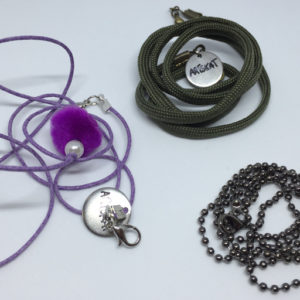 collar-mask ArtSkat PACK TRES CORDÓN SAFARI VIOLETA POMPÓN BOLAS NEGRA