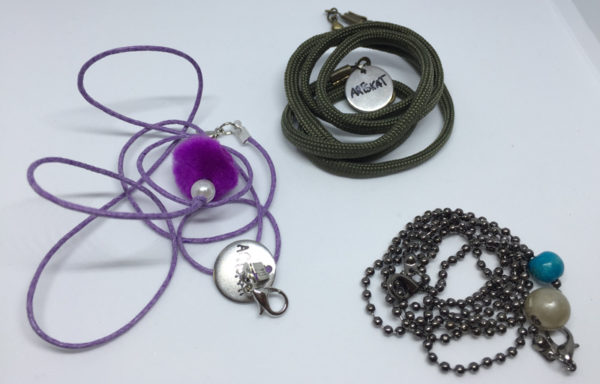 collar-mask ArtSkat PACK TRES CORDÓN SAFARI VIOLETA POMPÓN BOLAS NEGRA